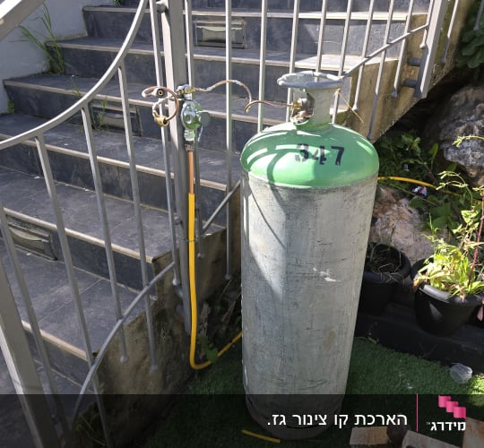 בלון גז עם וסת צמוד למעקה מתכת